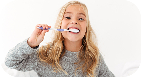 Nena raspallant-se les dents